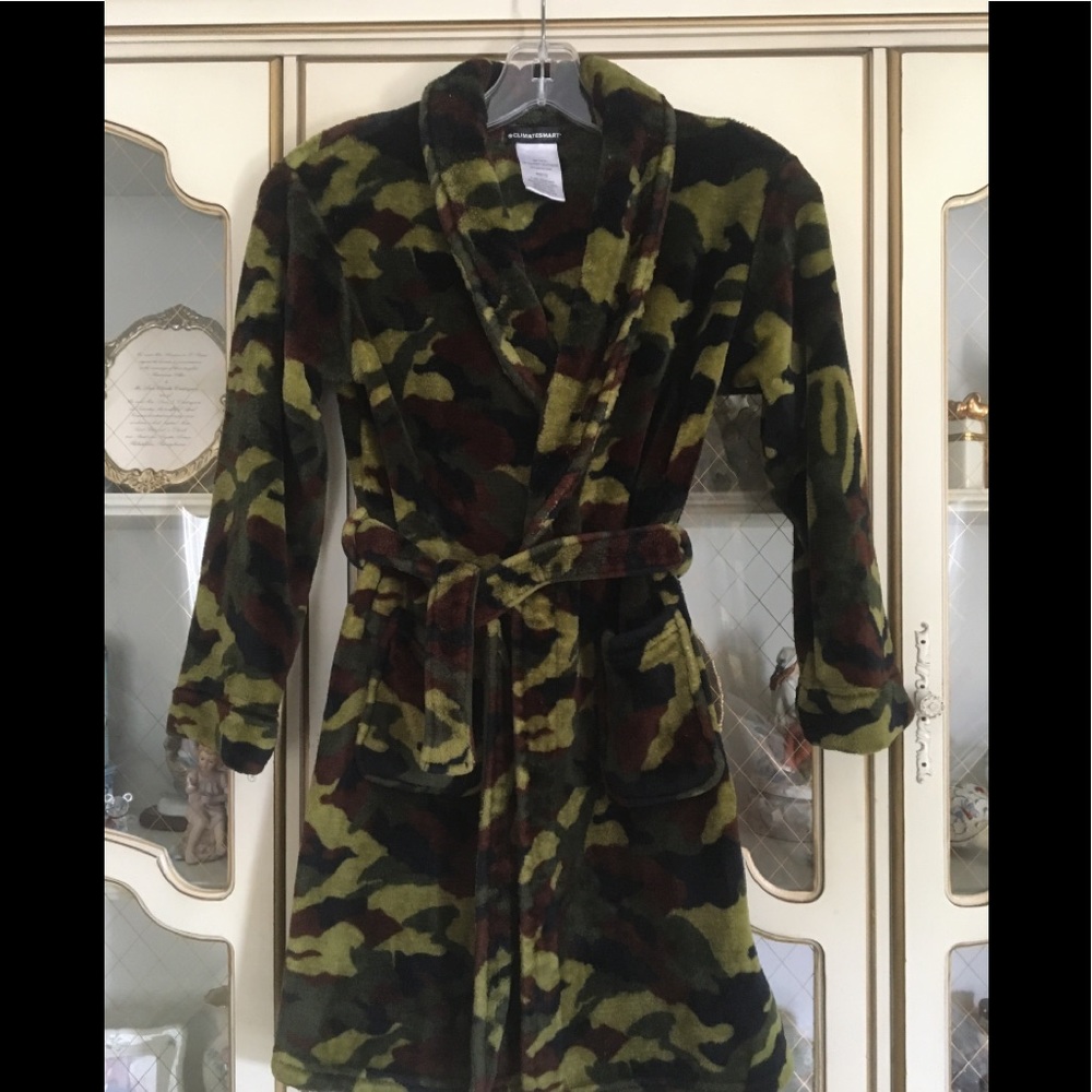 Climatesmart boy’s plush camo robe size 8/10